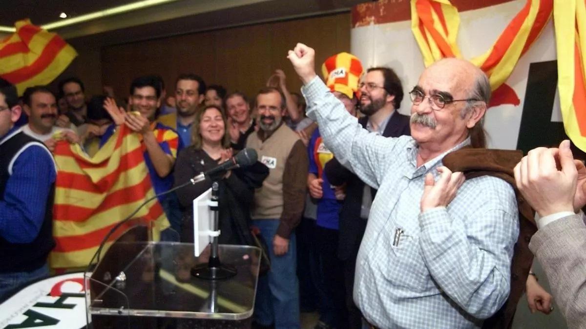 Labordeta, celebrando el primer escaño de CHA en el Congreso de los Diputados.