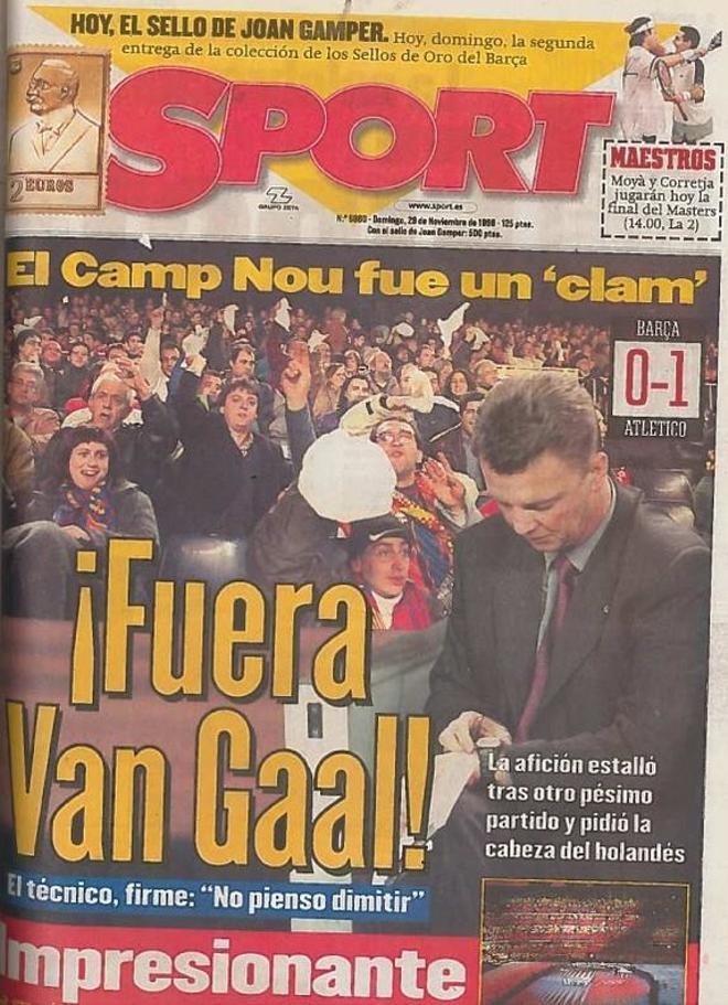 1998 - El Barcelona pierde ante el Atlético y tras una racha de derrotas, la afición pide la dimisión de Van Gaal