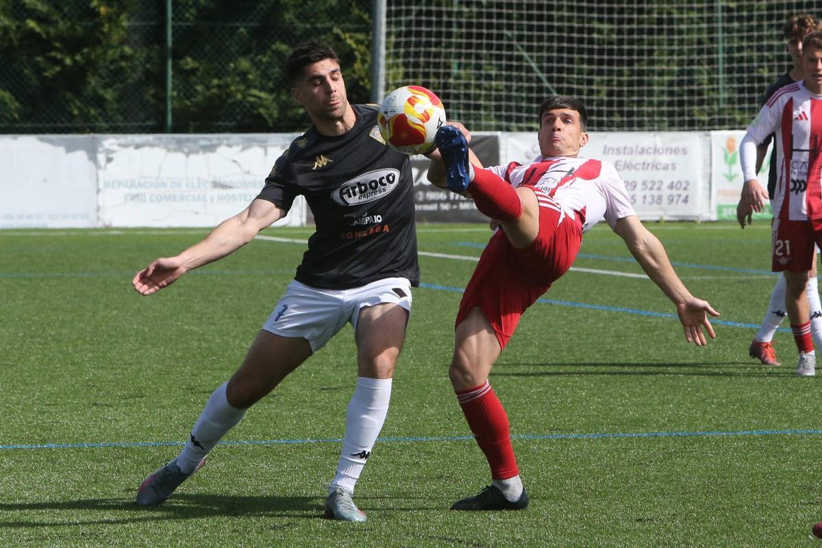 Una acción del duelo del Alondras en casa ante el Silva.