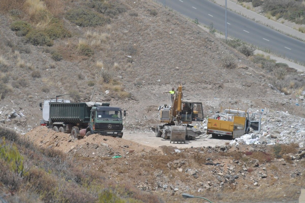 Retirada de la escombrera subida al Barrio de El Lasso