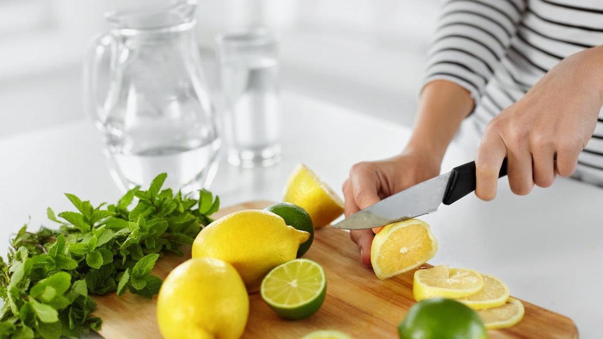 Las ventajas de beber agua con limón todos los días