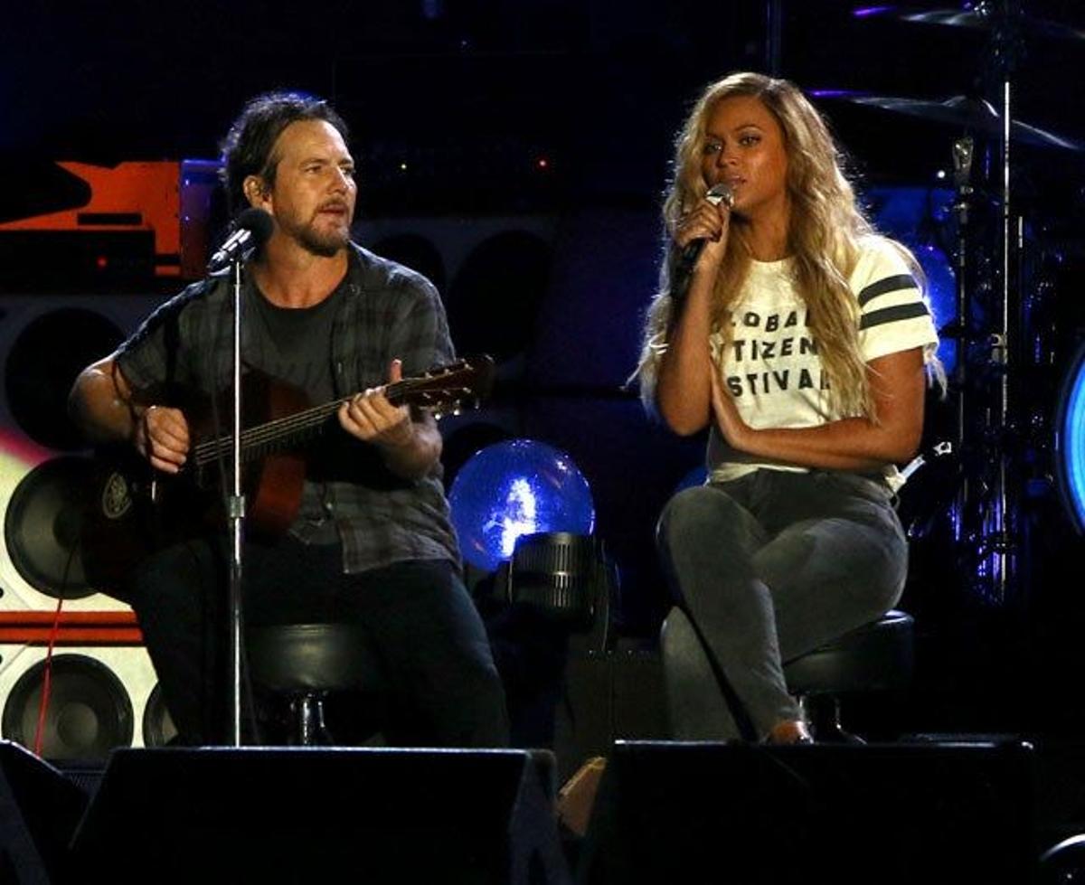 Eddie Vedder y Beyoncé, durante su actuación en el 2015 Global Citizen Festival