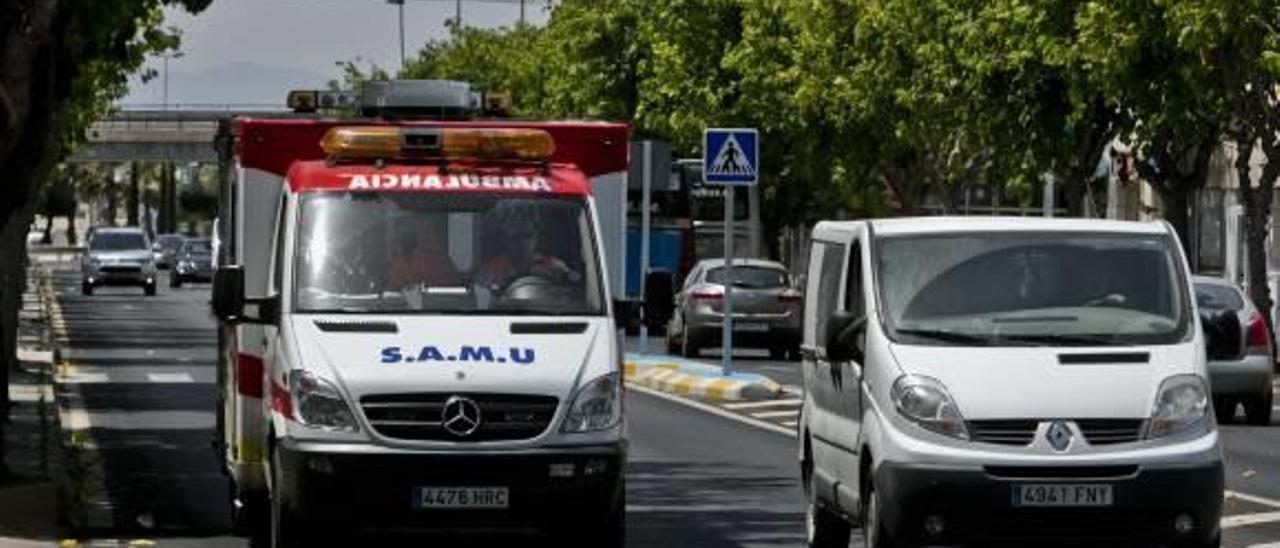 La ambulancia SAMU de Elche tiene sede en Santa Pola desde principios de julio.