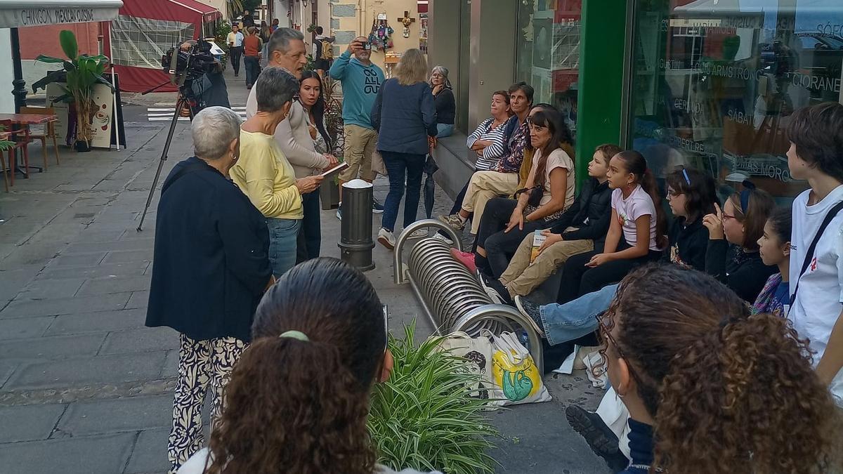 El club de la fábula se celebra a las puertas de la biblioteca ante su cierre