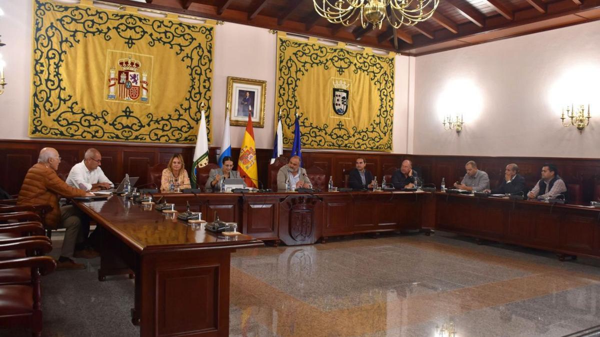 Reunión de la Mancomunidad del Nordeste en el salón de plenos del Ayuntamiento de El Rosario. | | E.D.