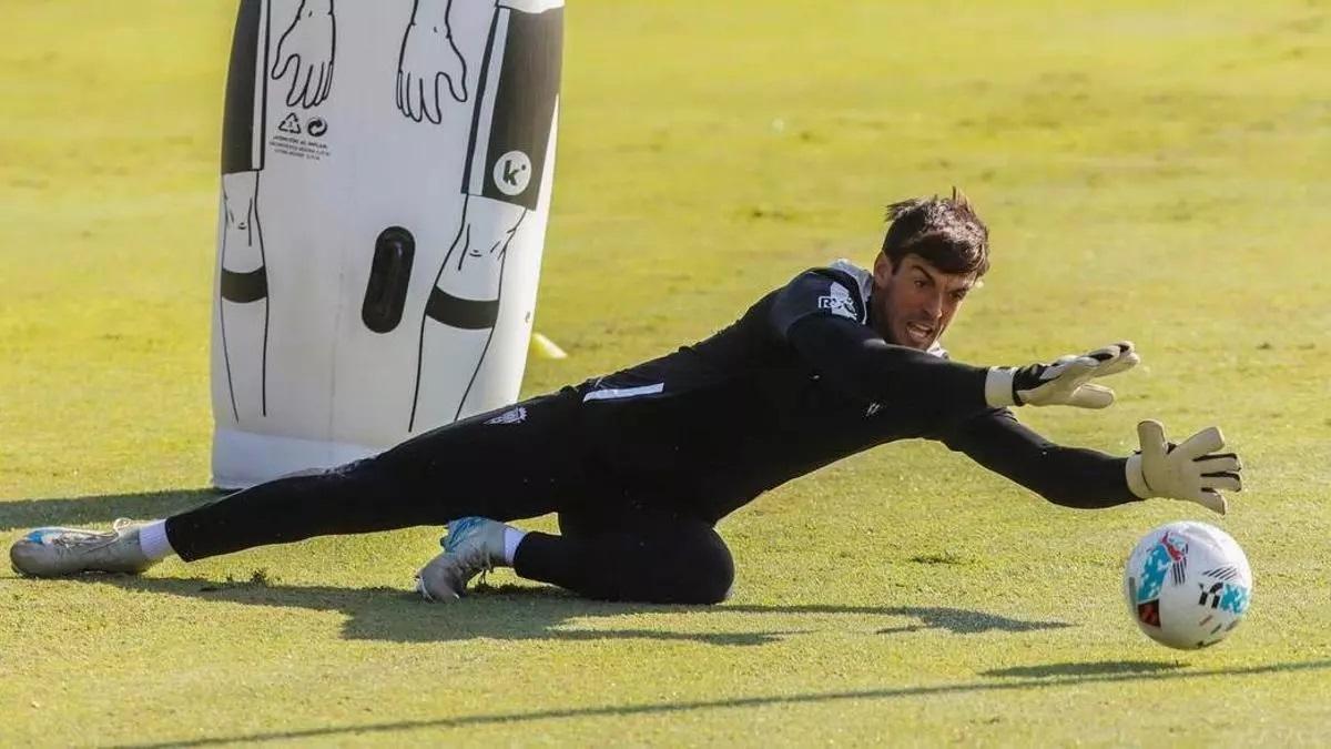 Iker Álvarez realiza una parada durante un entrenamiento del Córdoba CF.