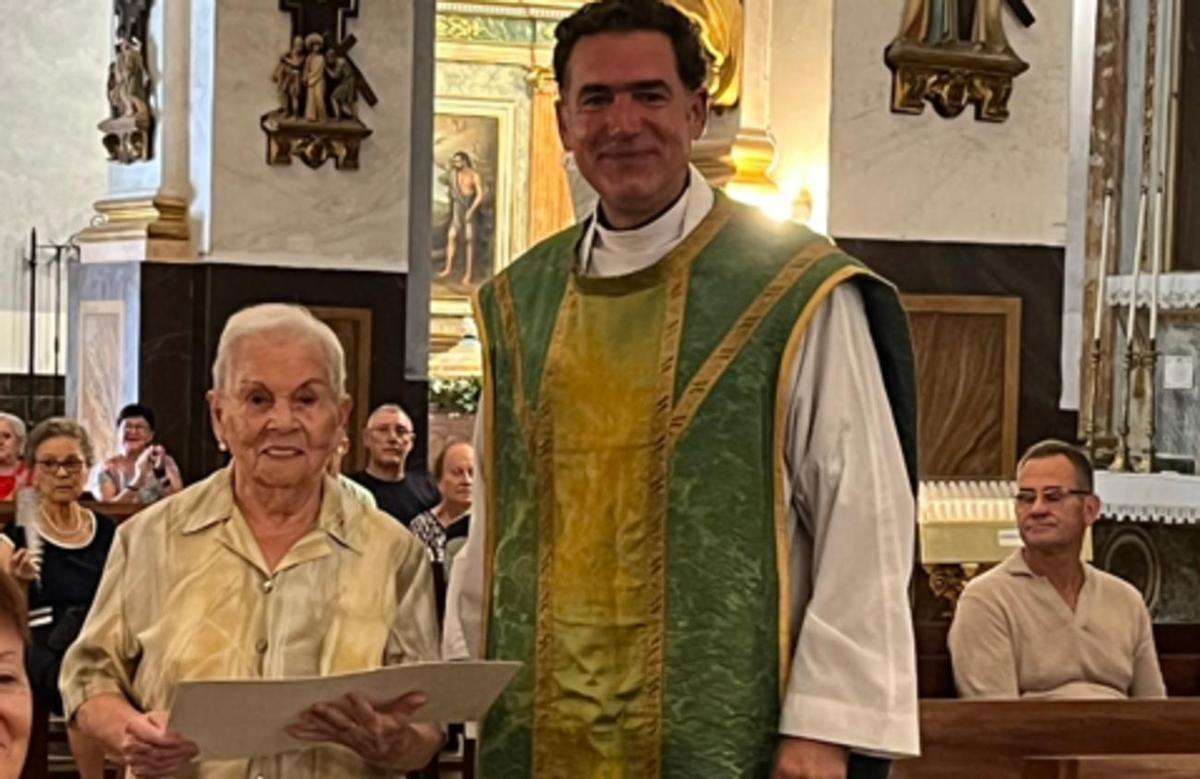 Consuelo Vallcanera Climent con el párroco de Sant Roc, Javier Català