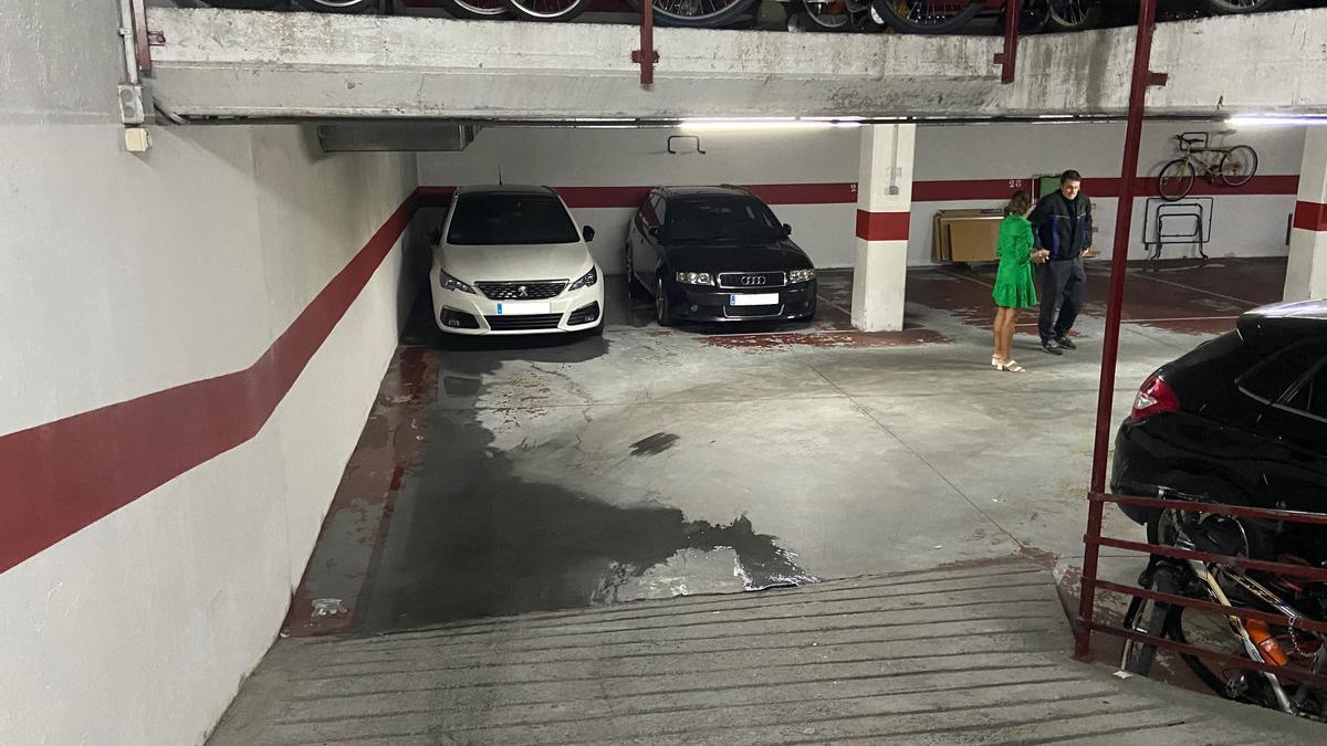 Agua en garajes de Costa da Tapia por la rotura en la conducción.