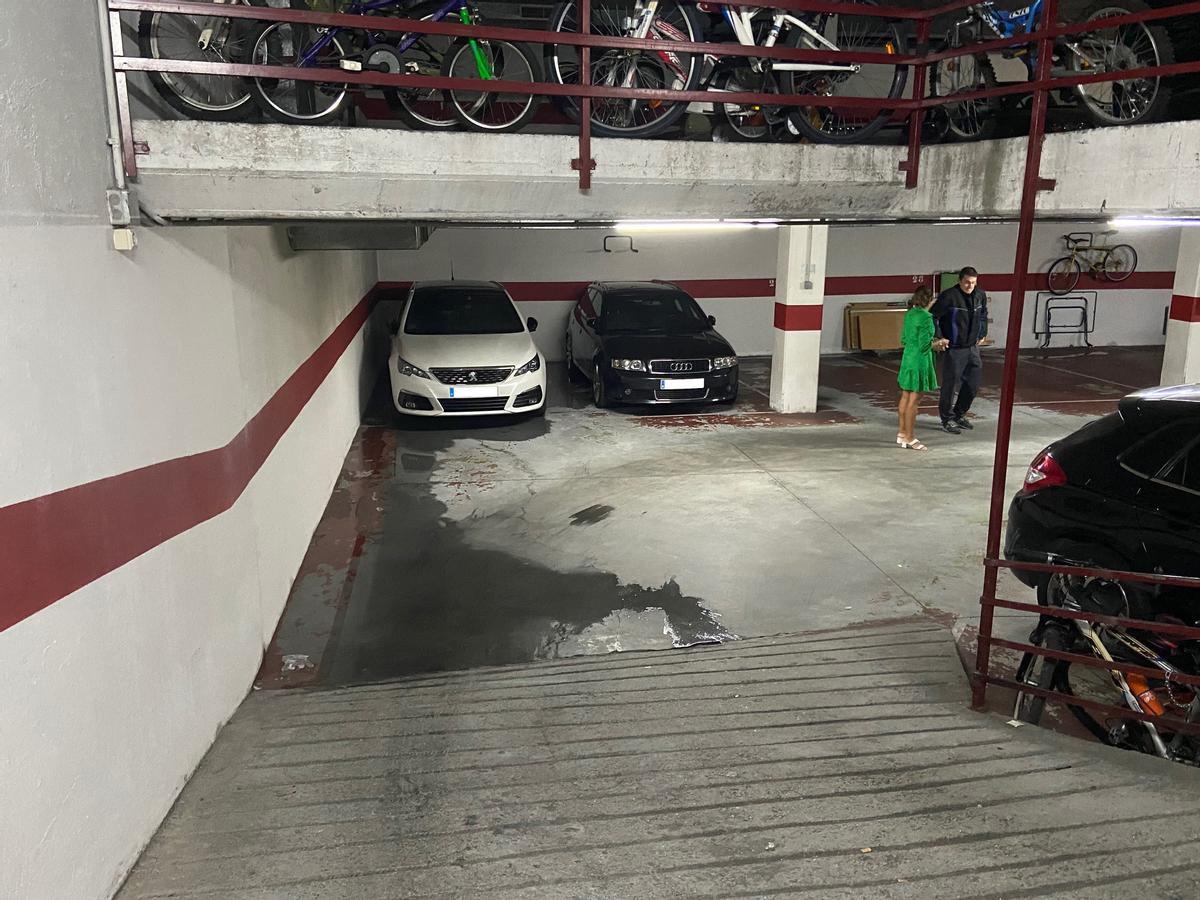 Agua en garajes de Costa da Tapia por la rotura en la conducción.