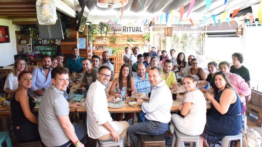 Ruiz Espejo, durante uno de los muchos encuentros que mantiene a lo largo del día.