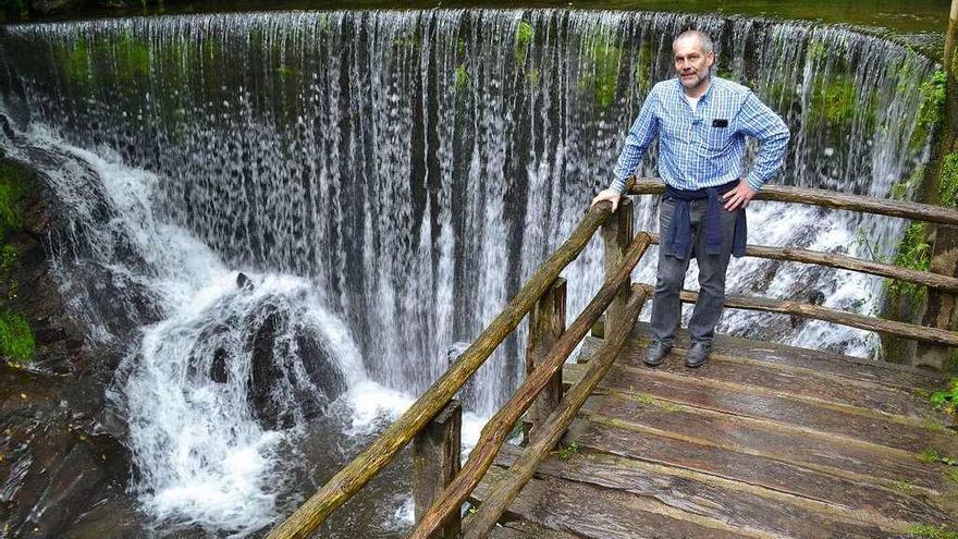 Carlos López-Cancelos Rodríguez, en el exterior del museo, en Taramundi.