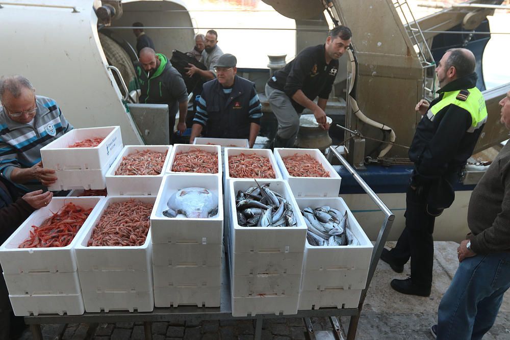 Tan solo cinco compradores y un barco se encargan de llevar el marisco y el pescado de arrastre cada día a la mesa de los malagueños donde la merluza y las gambas son las grandes protagonistas.