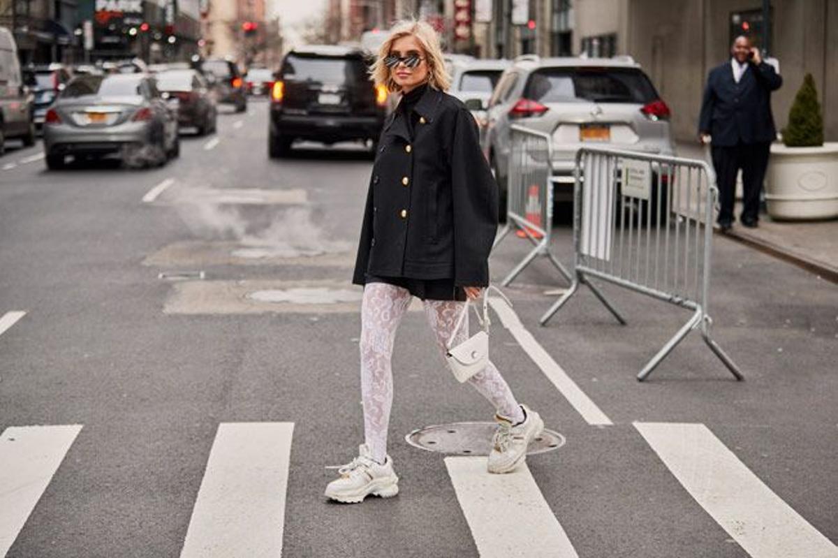 Medias de encaje con deportivas blancas en el 'street style' de Nueva York