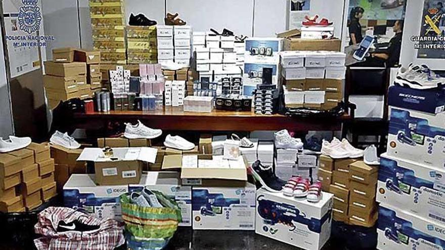 Parte de los miles de zapatillas robadas que han sido recuperados en la operación.