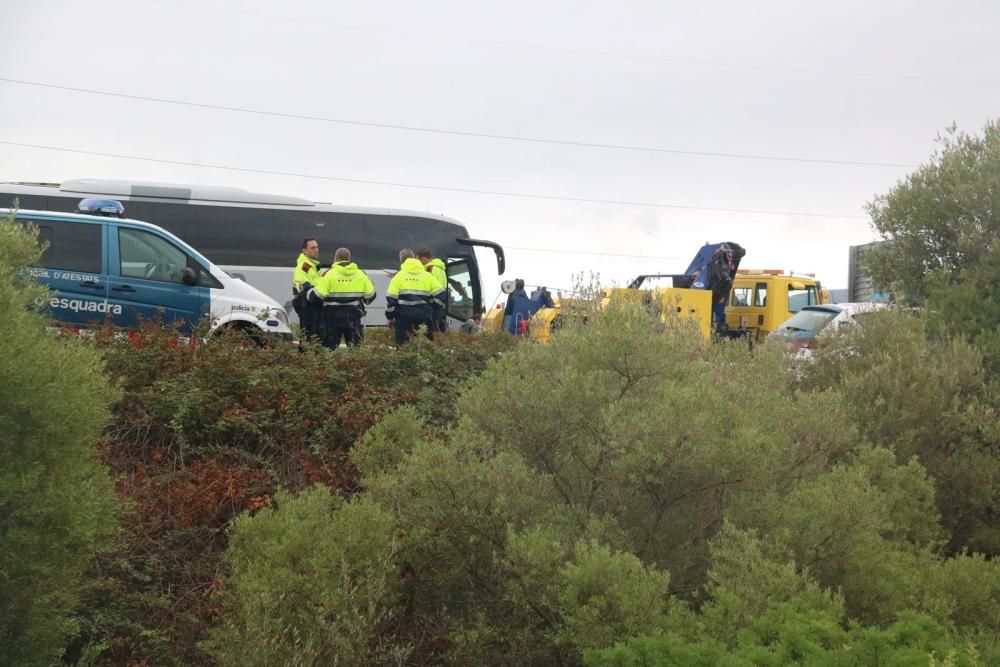 Un mort i nou ferits en un xoc frontal entre un cotxe i un autobús a l'AP-7 a Amposta