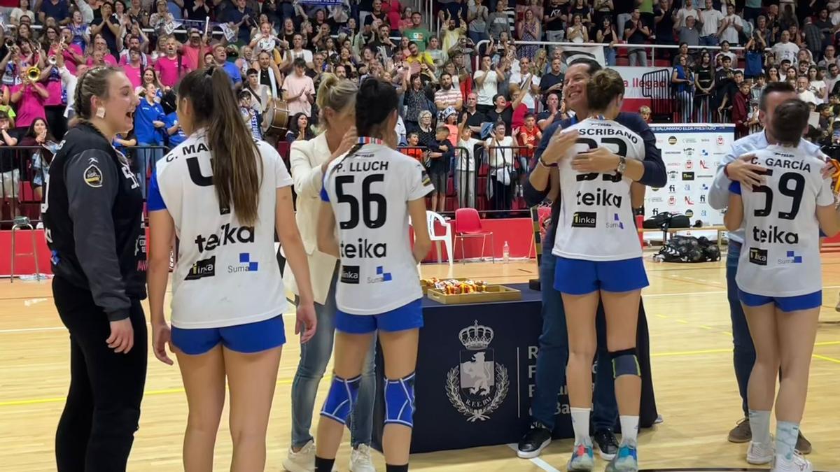 Las jugadoras reciben las medallas de campeonas