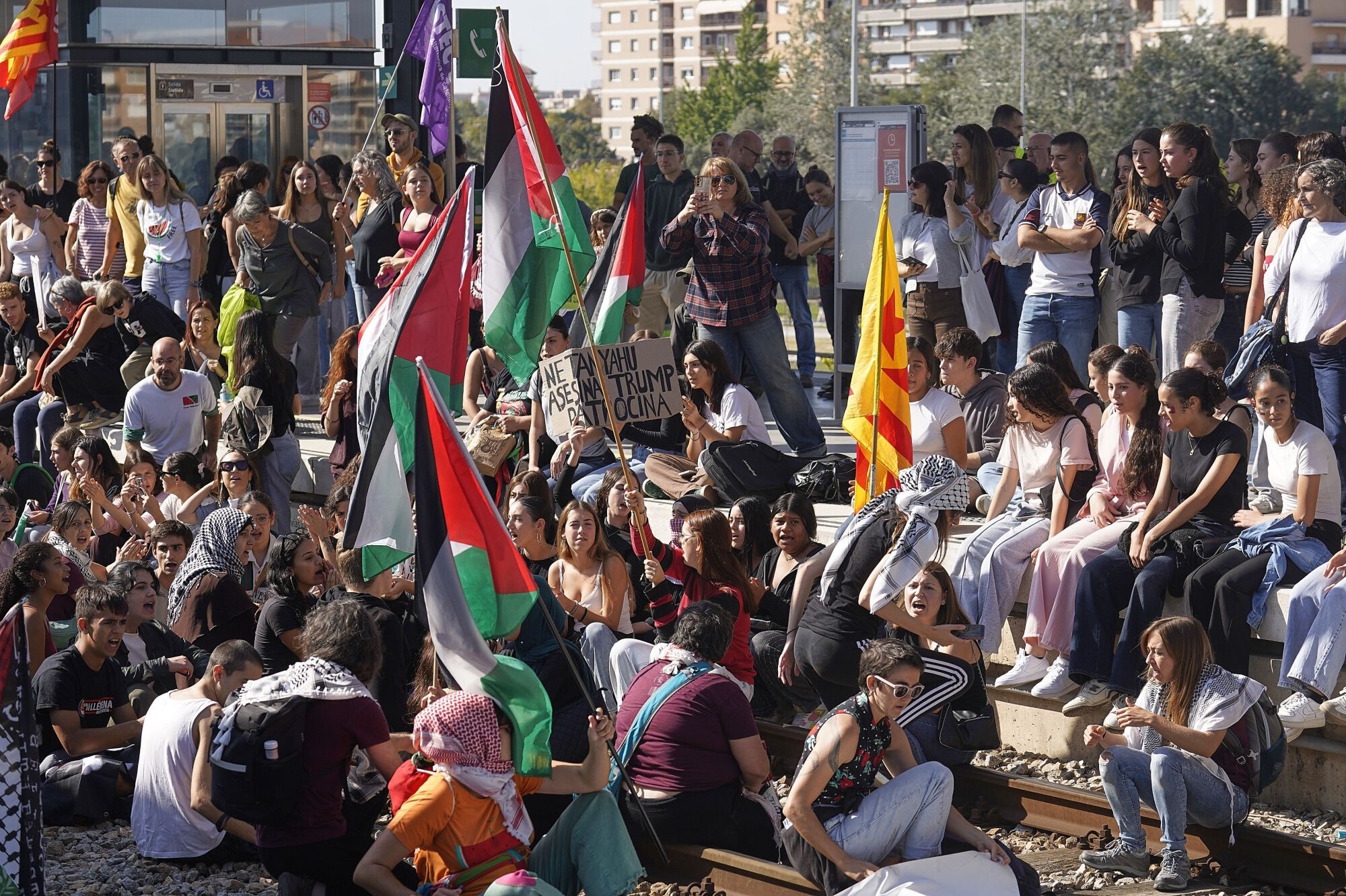 Girona estació tren convencional vies tallades manifestació propalestina intersindical