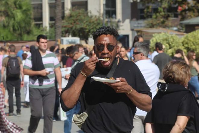 La plaza del Ayuntamiento de València se convierte en un restaurante al aire libre con el Tastarròs