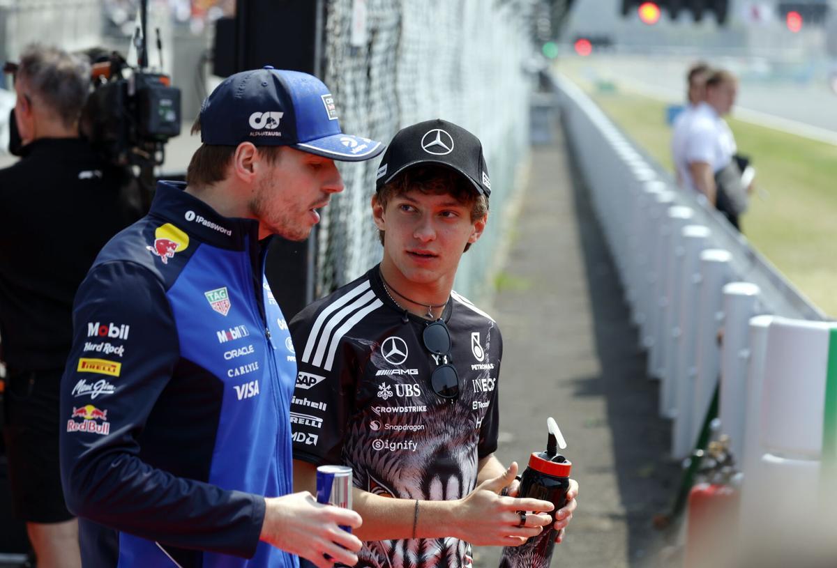 El piloto de Red Bull Racing, Max Verstappen (a la izquierda), charla con el piloto de Mercedes, Andrea Kimi Antonelli (a la derecha), antes del Gran Premio de Japón de Fórmula 1 en el circuito del Circuito Internacional de Suzuka. EFE/EPA/FRANCK ROBICHON. gp japon 2026. circuito suzuka