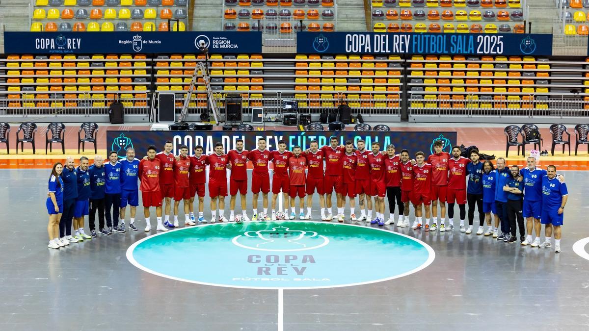 La plantilla al completo, junto al resto de cuerpo técnico y expedición del Servigroup Peñíscola FS, ayer en el Palacio de Deportes de Cartagena en los prolegómenos de la semifinales.