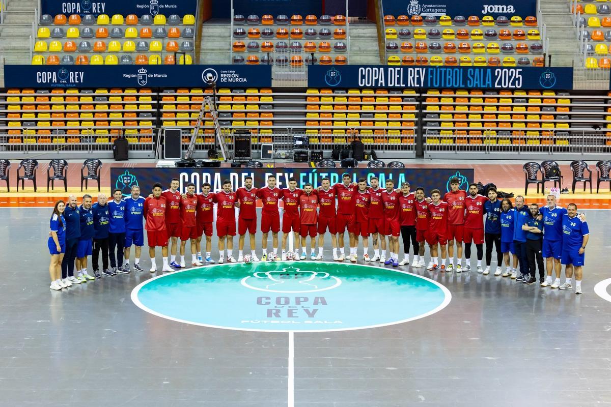 La plantilla al completo, junto al resto de cuerpo técnico y expedición del Servigroup Peñíscola FS, ayer en el Palacio de Deportes de Cartagena en los prolegómenos de la semifinales.