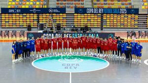 La plantilla al completo, junto al resto de cuerpo técnico y expedición del Servigroup Peñíscola FS, ayer en el Palacio de Deportes de Cartagena en los prolegómenos de la semifinales.