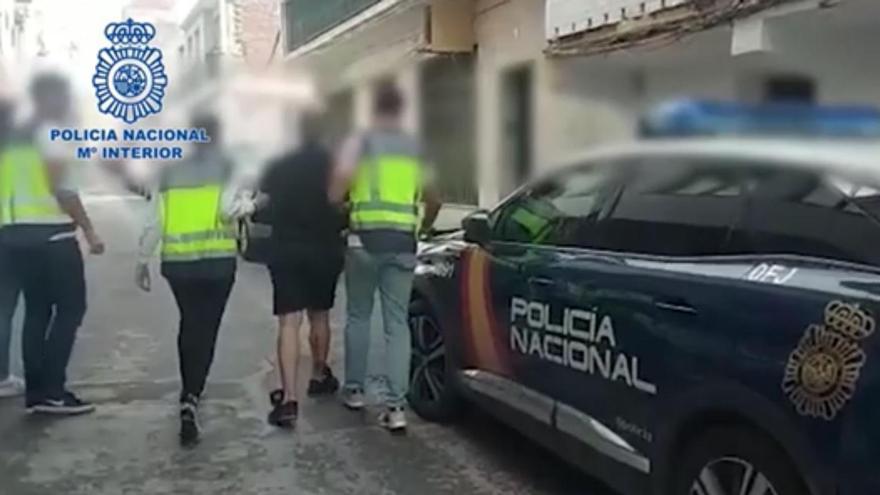 Momento de la detención de un joven acusado de cinco robos en Marbella.