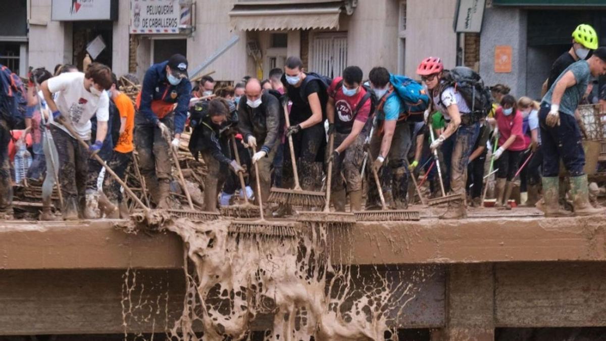 La pasarela que cruza el Túria, convertida en símbolo de la solidaridad tras la dana.