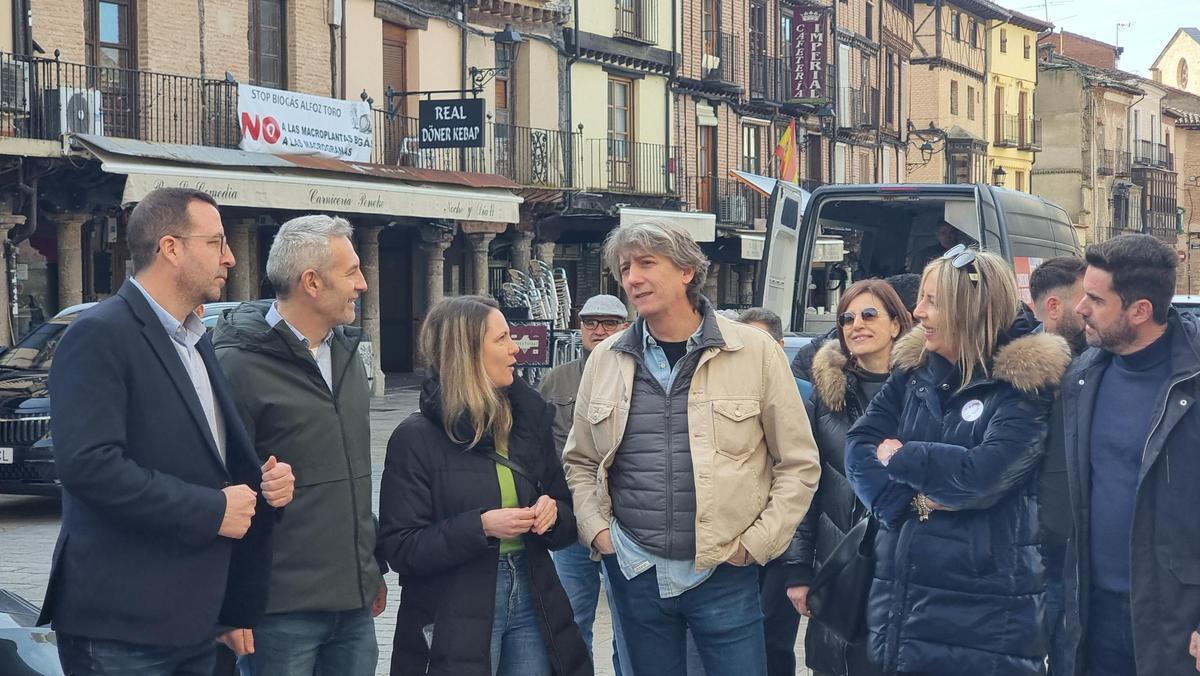 Carlos Martínez, cuarto por la izquierda, en Toro