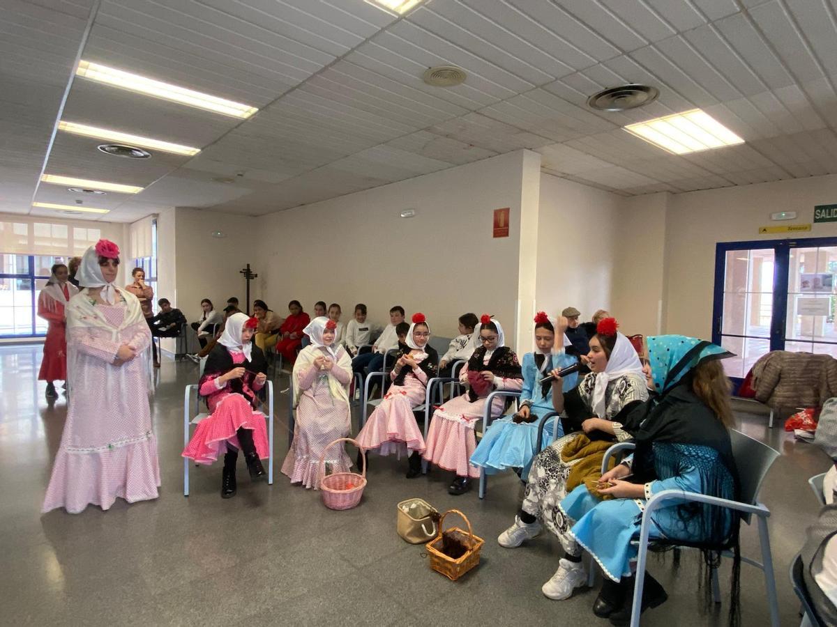 Varios niños y niñas del CEIP Fernando II, durante la visita a la Residencia Mixta.