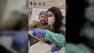 Rosalía visita a los niños con cáncer del Hospital Sant Joan de Déu de Barcelona