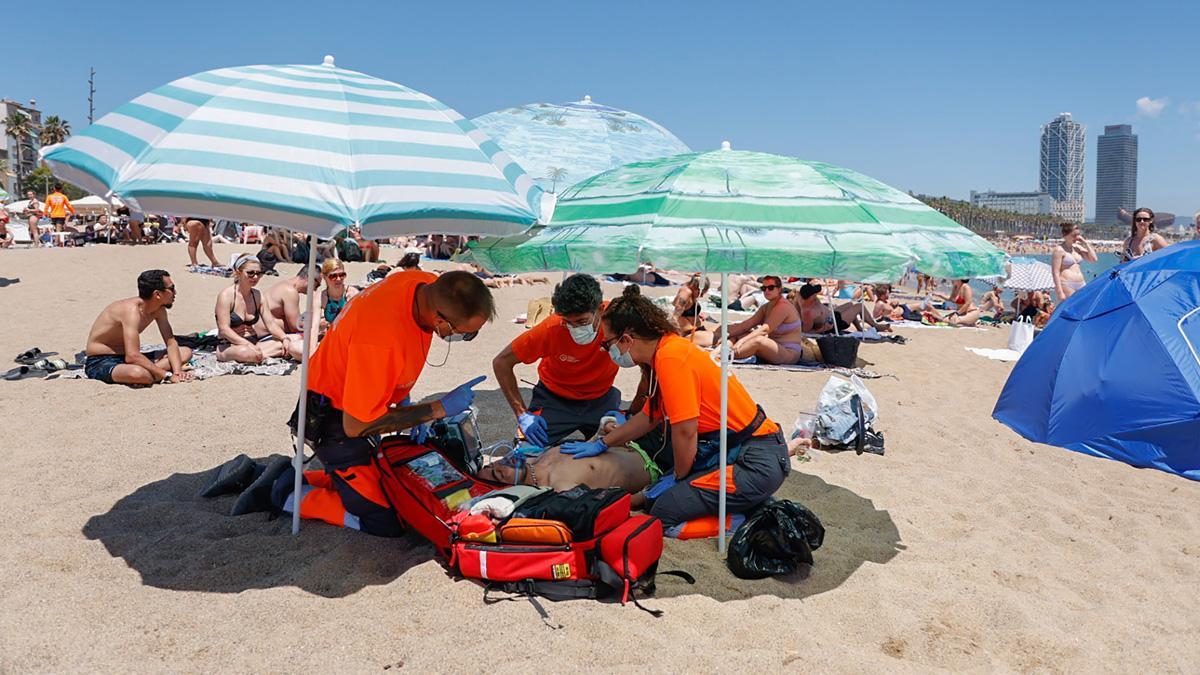 Barcelona 12/06/2022 Barcelona Ambiente en chiringuitos de la playa. Ola de calor Ambientillu playero. Un joven es atendido tras un golpe de calor. AUTOR: JORDI OTIX