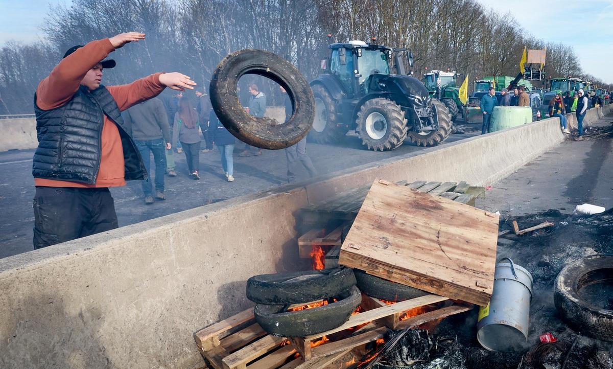 Agricultores belgas hacen hogueras en las autovías