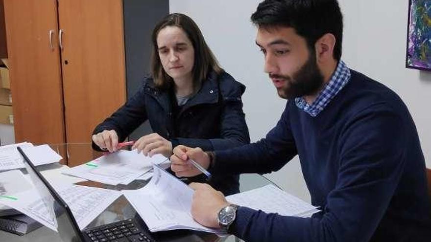 Belén Louzao y Luís López Bueno, analizando los presupuestos.