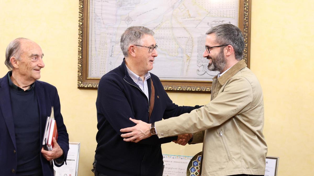 Fuentes Zoritas mira cómo se saludan Urrea y Lucas.