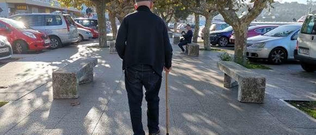 Una persona mayor, paseando ayer por el centro de Bueu. // S.Álvarez
