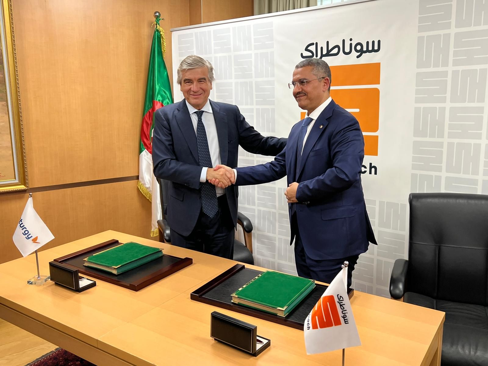 El presidente de Naturgy, Francisco Reynés, y el consejero delegado de Sonatrach, Toufik Hakkar.