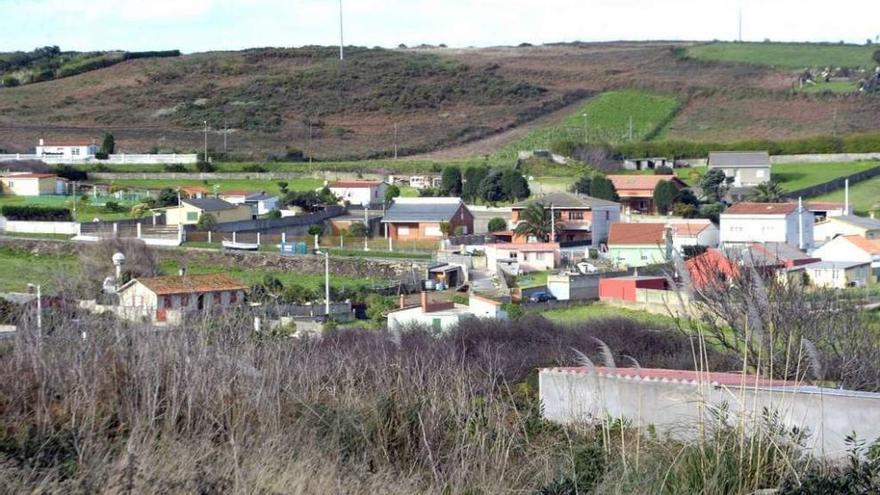 Vista del Puerto de Suevos, de donde partirá la nueva senda que irá pegada al nuevo muro de Langosteira.