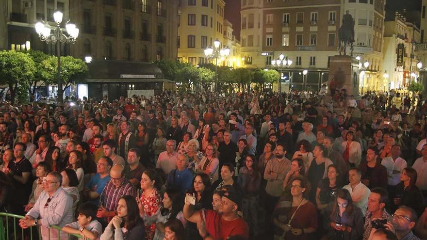 La leve mejoría del comercio propicia una multitudinaria Shopping Night