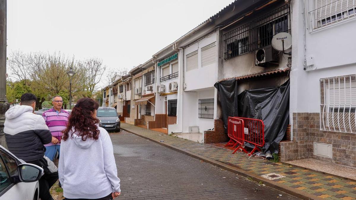 Vecinos miran el rastro del incendio en la vivienda afectada del Sector Sur.