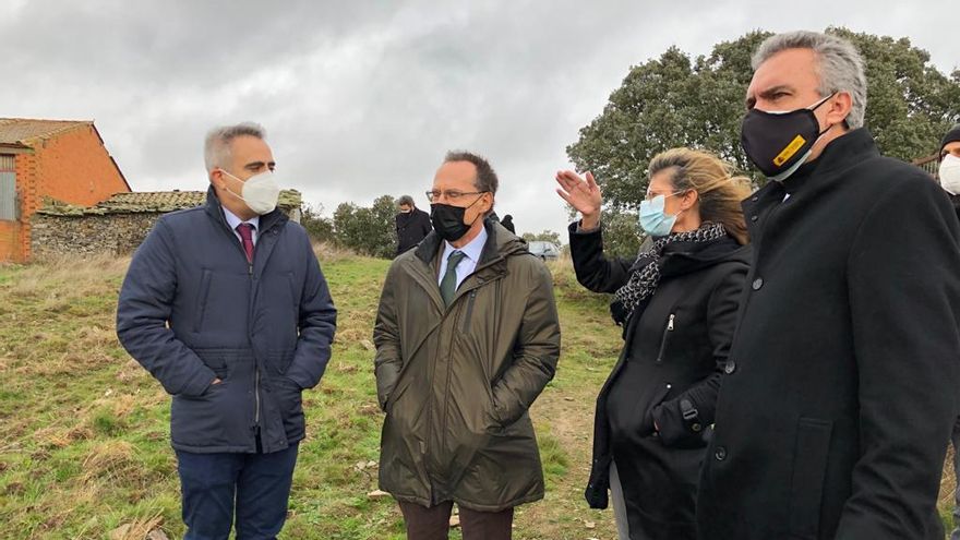 Visita de Javier Izquierdo a los trabajos de recuperación del incendio de Lober.