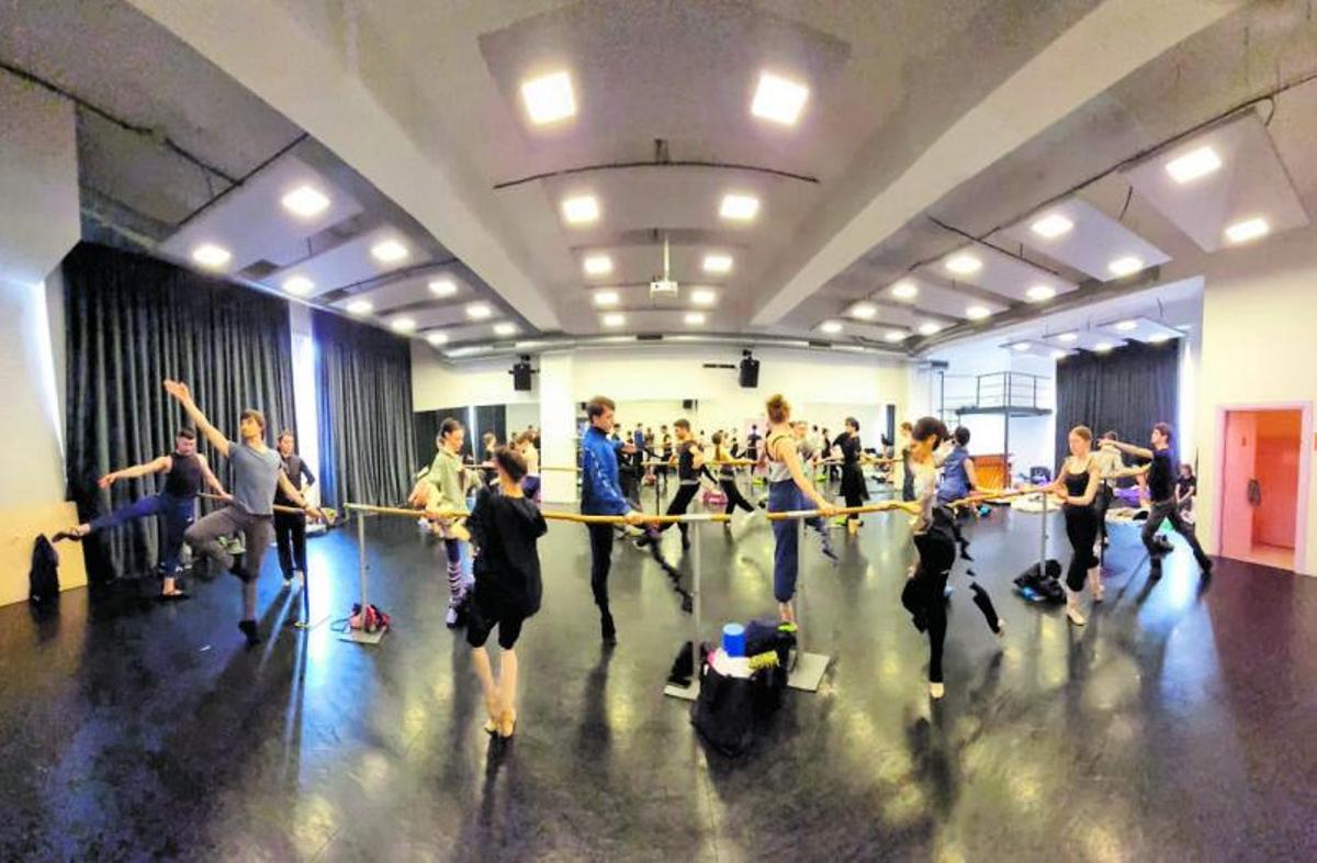 El grupo de bailarines, el pasado jueves, en una clase. |