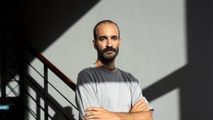 El escritor y guionista Eduard Sola, autor de El nido, retratado en Barcelona para su entrevista con ABRIL.