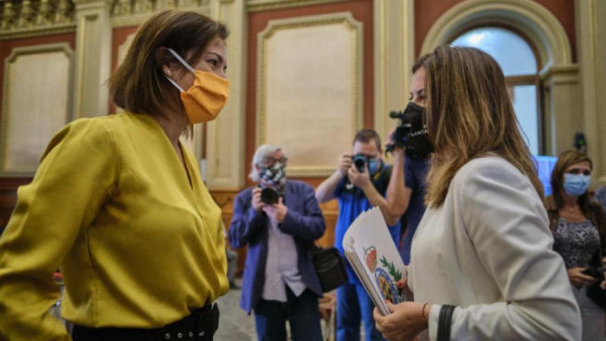 Evelyn Alonso y Matilde Zambudio (ambas de Cs) charlan en el pleno celebrado esta mañana en el Ayuntamiento de Santa Cruz de Tenerife