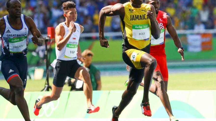 Bolt, en primer término, a la derecha, durante su serie en los 100 metros.