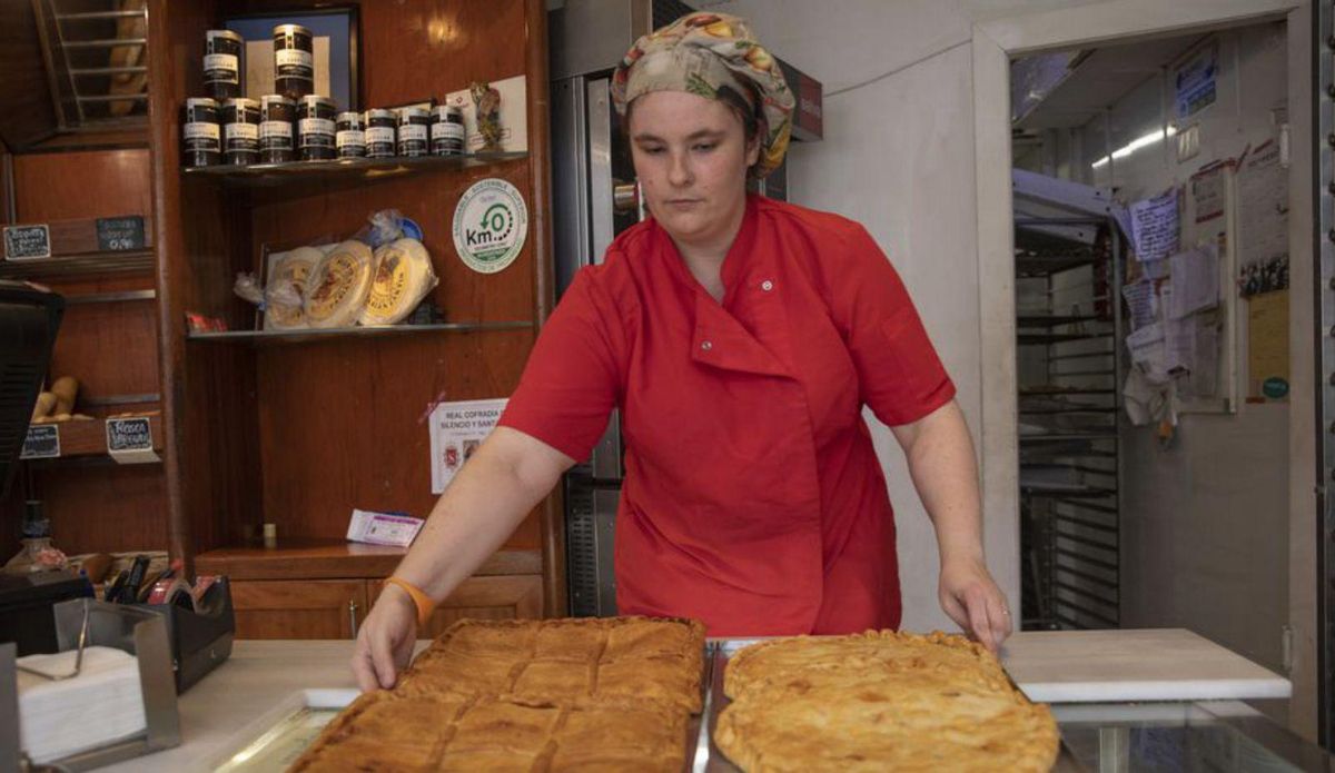 Jeny, una de las trabajadoras, muestra dos empanadas