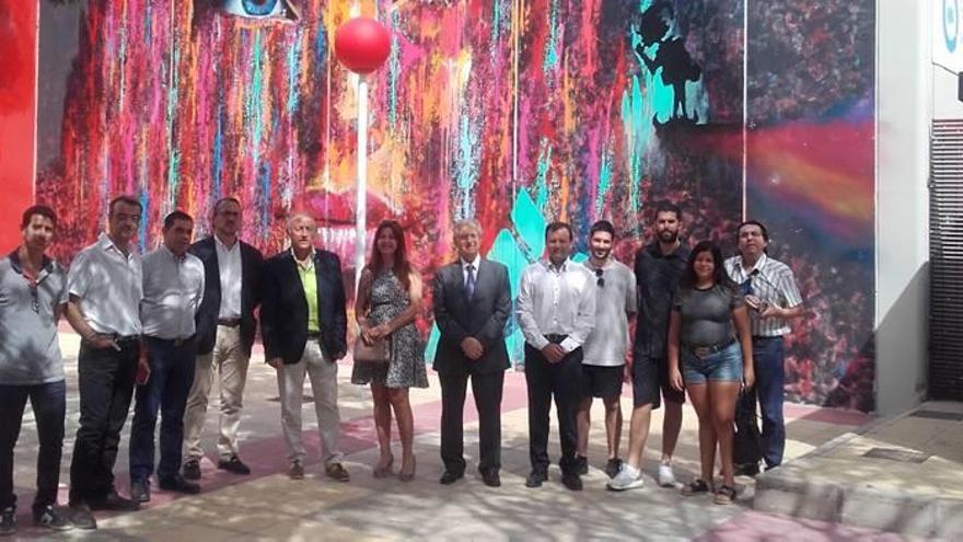 El concejal de Fomento visitó ayer el espacio que se ha dedicado a los artistasurbanos en la plaza Academia General del Aire de Murcia.
