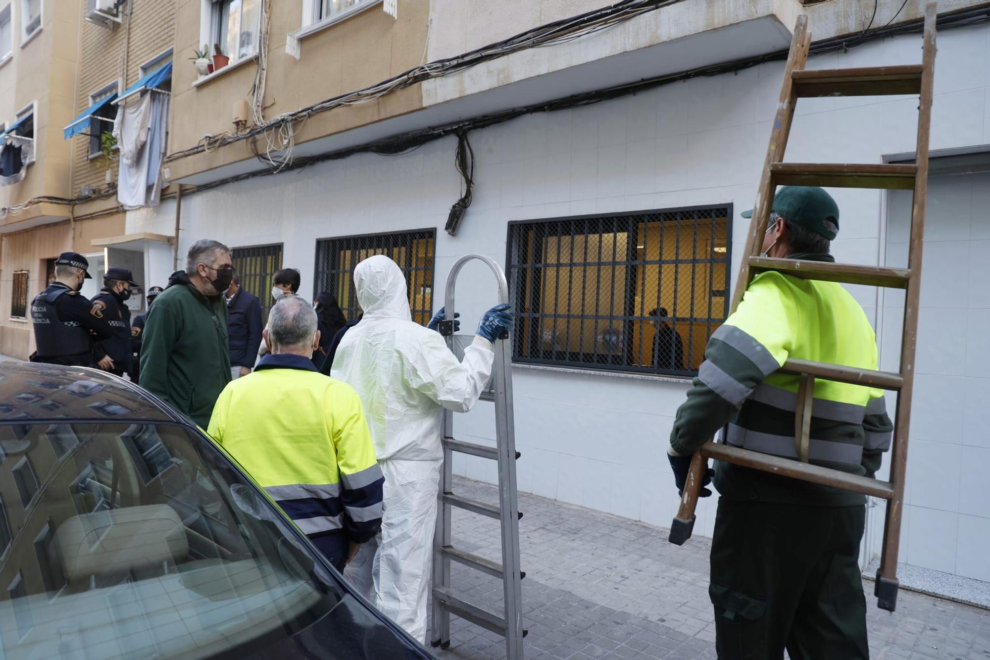 Limpieza de un patio de viviendas precarias en Orriols