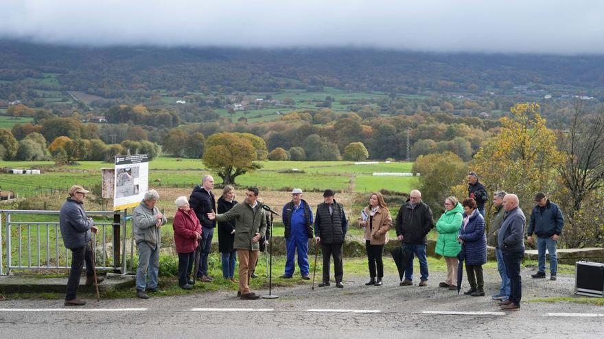 Luis López explicó a los vecinos las mejoras que se acometerán en las dos carreteras de la Diputación.