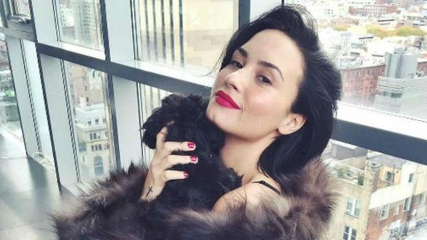 Una foto de Demi Lovato envuelta en pieles con su perro indigna a sus fans